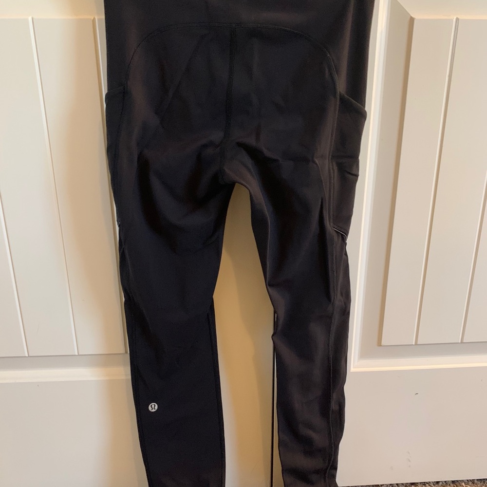 black lululemon leggings with side pockets